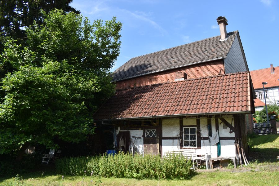 Idyllische Oase am Bachlauf: Historisches Bauernhaus mit Backhaus und Laube in Friedland