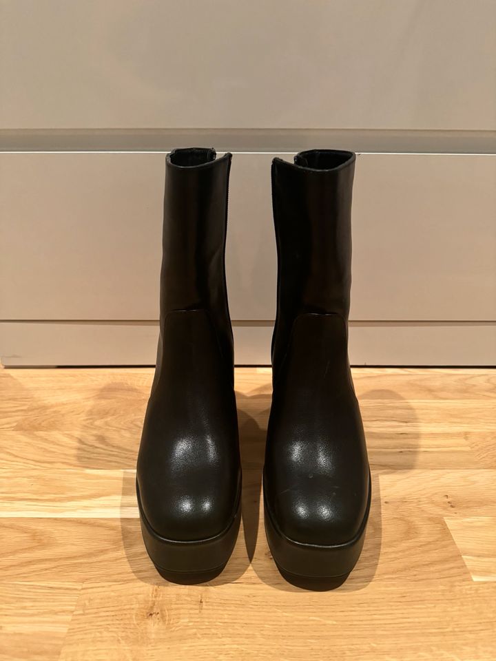 Neue Plateau Absatz Stiefel in schwarz in Fürth