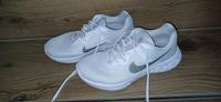 Nike Laufschuhe Größe 38 NEUWERTIG weiß  Revolution Leipzig - Paunsdorf Vorschau