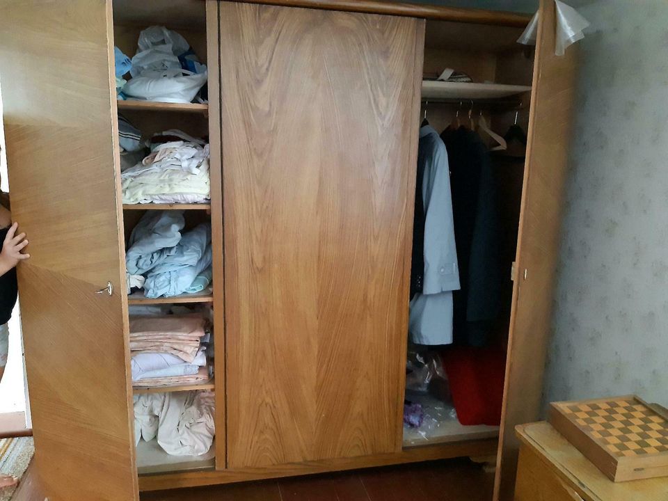 Schlafzimmer Kleiderschrank Frisier Kommode Nachtschrank 1933 Hol in Weißenfels