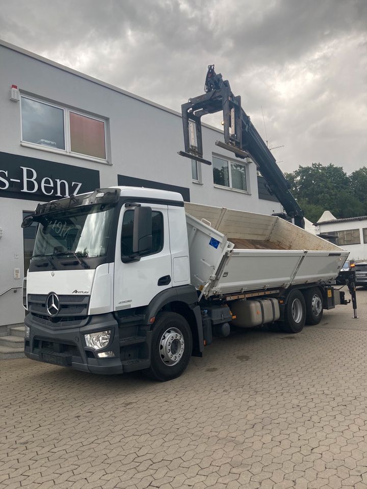 Mercedes Benz Actros / Antos 2536L Kipper mit Heckkran und Zange in Würzburg