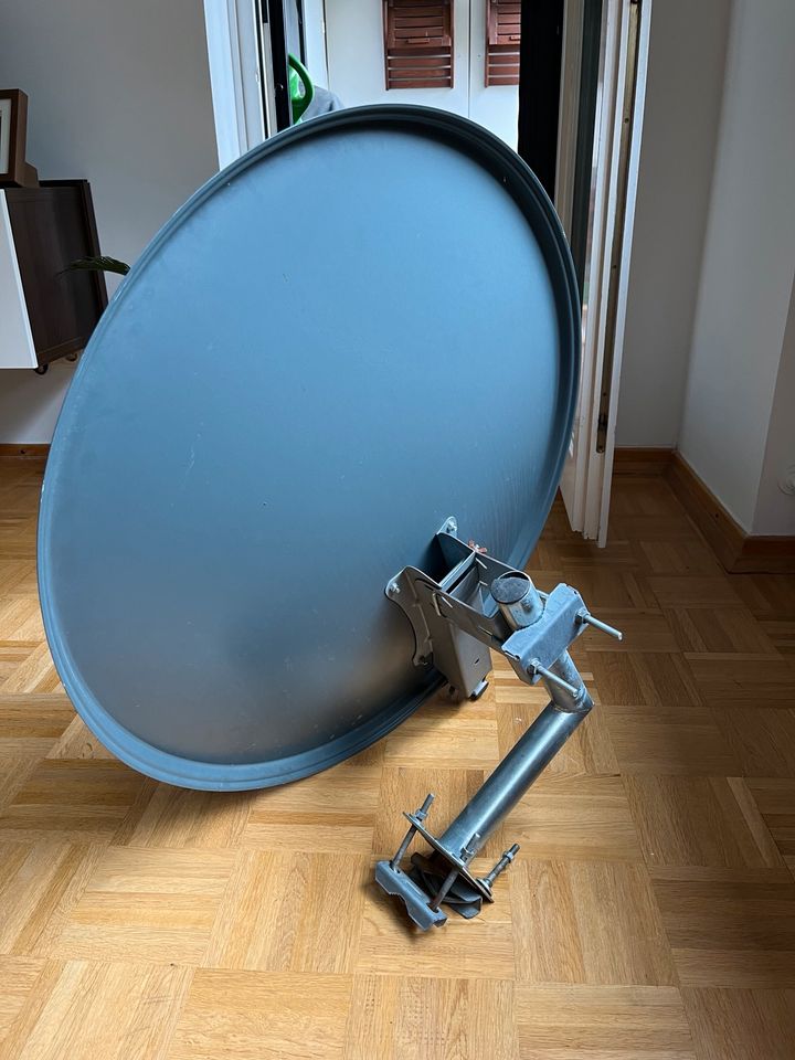 Satellitenschüssel 80cm mit Twin LNB und 2 Wandhalterung in Köln