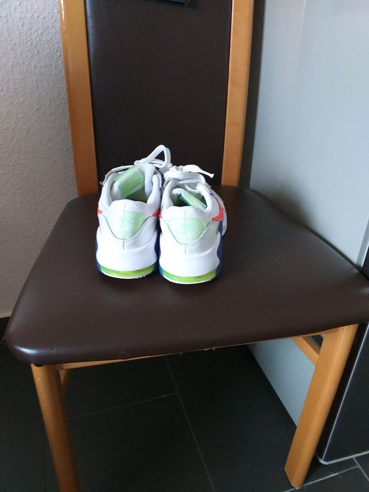 Junge Schuhe NIKE AIR MAX 38 in Esslingen