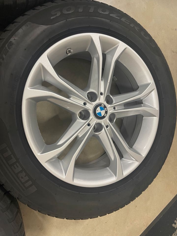 Originale Winterreifen Räder BMW X3 X4 G01 G02 225/60 R18 Zoll in Straßenhaus