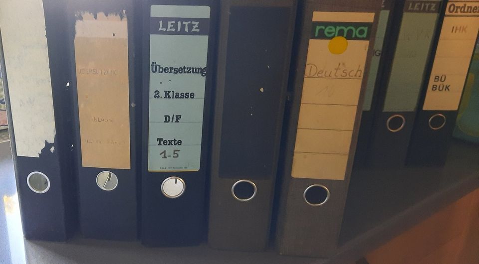 11 Aktenordner, Schulordner breit /gebraucht + 1 Ordner schmal in Mistelbach
