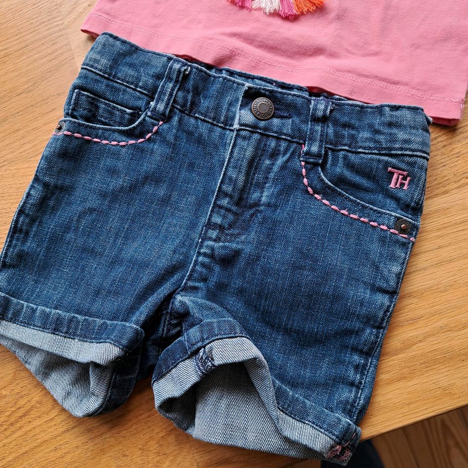 Set aus Tommy Hilfiger Shorts Gr. 98 3 J und T-Shirt Vertbaudet in Hamburg