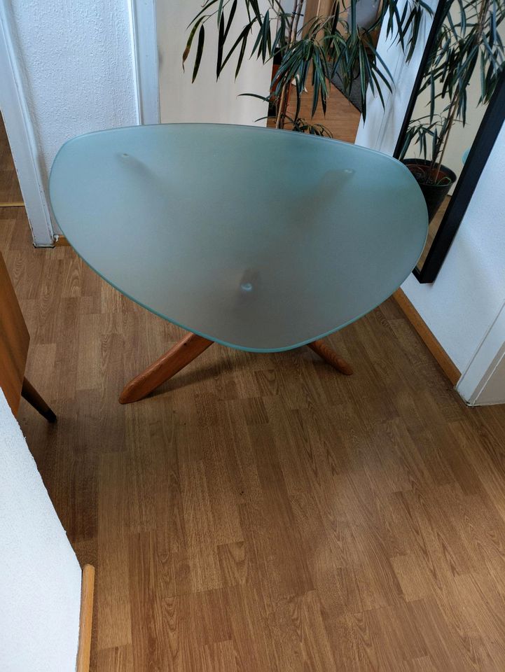 Couchtisch / Coffee Table, Massivholz, gehärtete Glasplatte in Frankfurt am Main