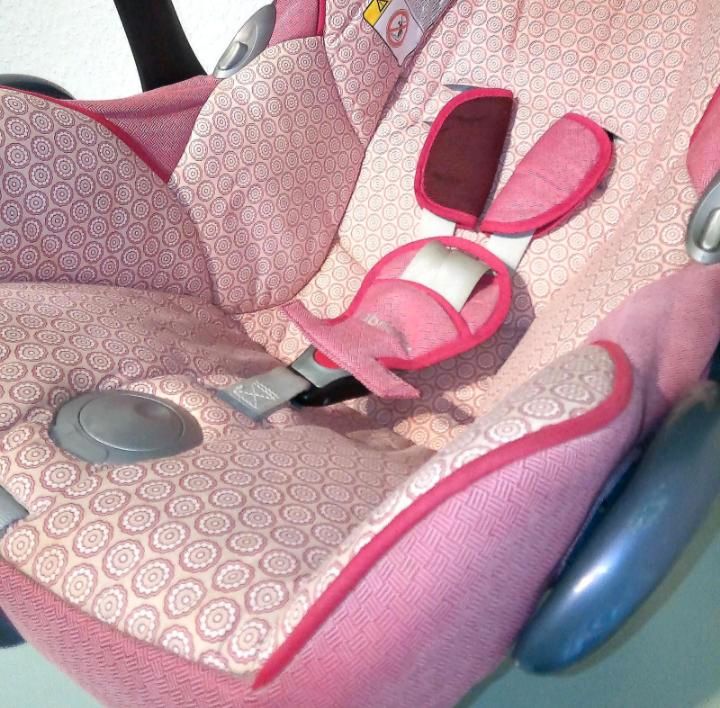 Maxi Cosi CabrioFix Babyschale Autositz Kindersitz + Zubehör 80€ in Erding