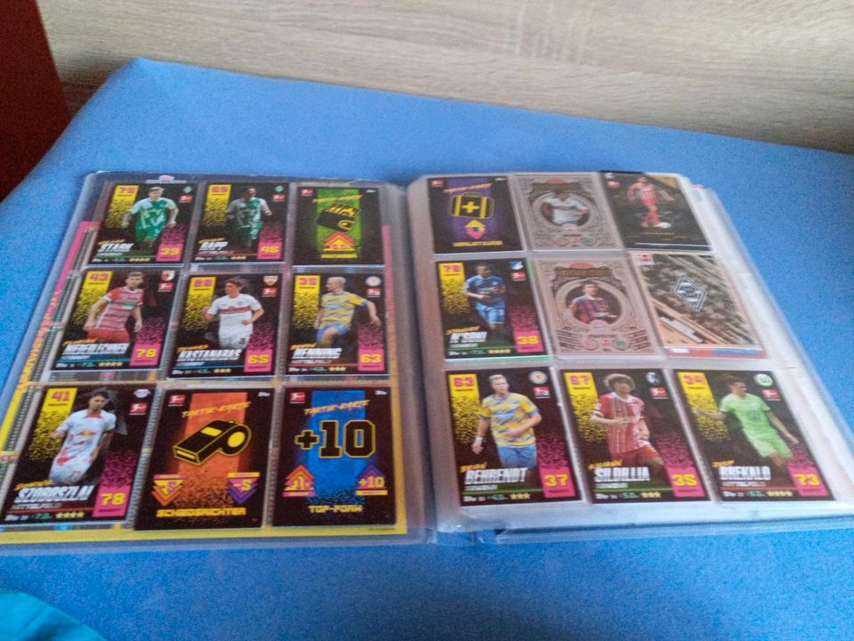 Fußball-Heft mit 300+ karten in Battenberg
