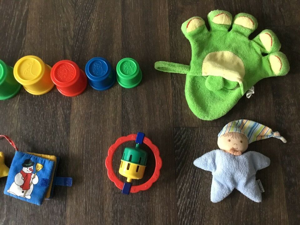 Babyspielzeug: Rasseln, Bücher, Autos, Holzspielzeug in Könnern