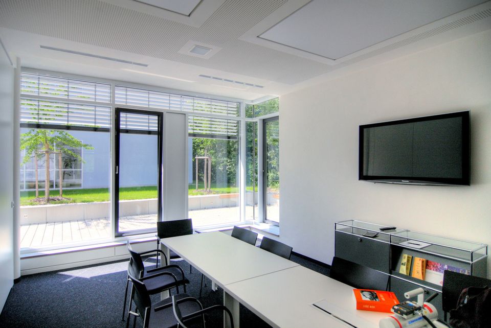 Modernes Bürogebäude mit Halle und Werkstattflächen in Ingolstadt