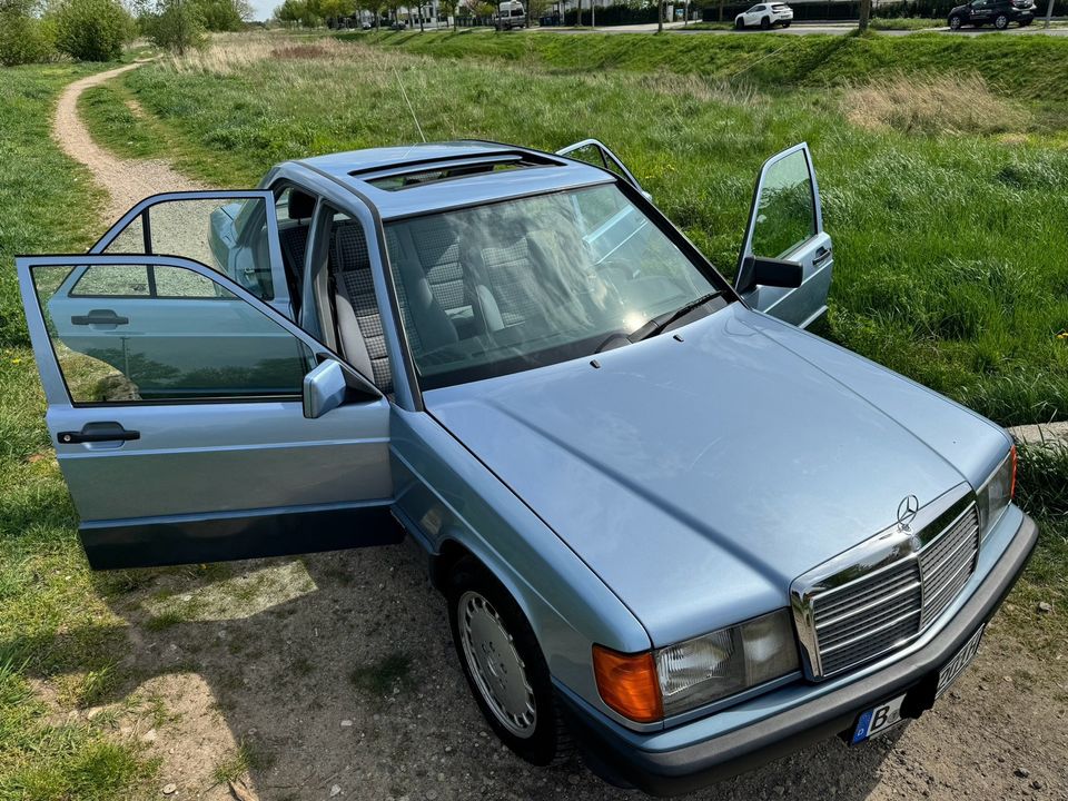 MERCEDES W201 OLDTIMER 190er Baby-Benz blau TOP in Berlin