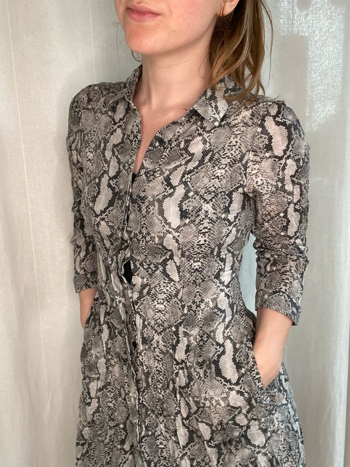 Kleid mit Muster in Köln