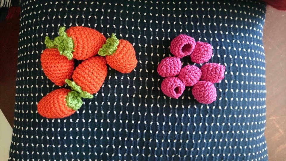 Erdbeere Himbeere gehäkelt DIY Spielzeug Kinderküche in Leipzig