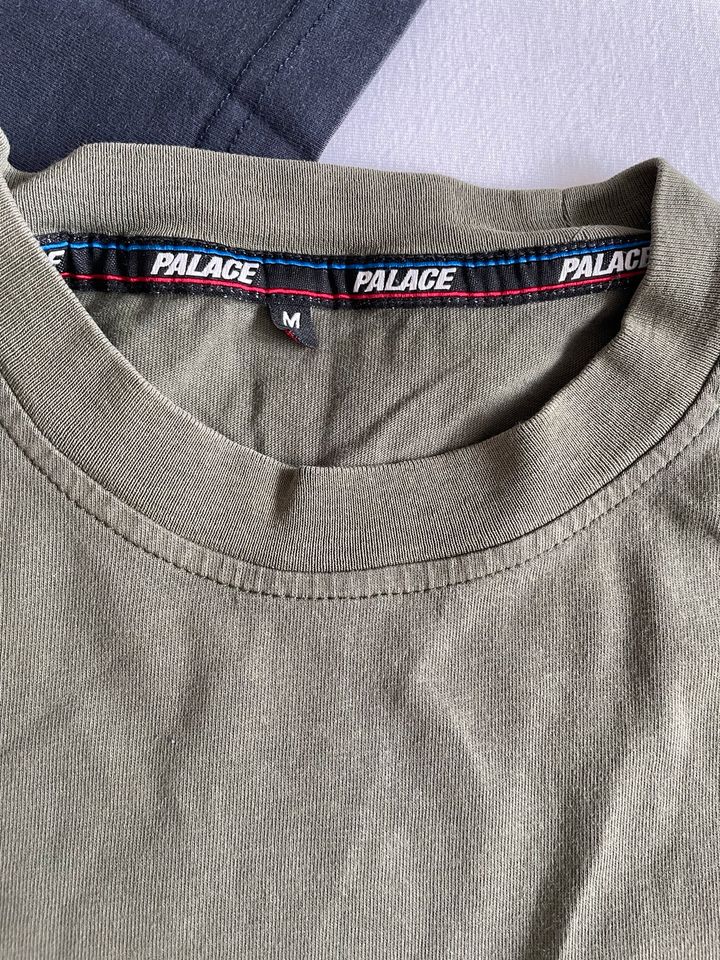 Palace Tshirts Gr. M Olive und blau top Zustand in München