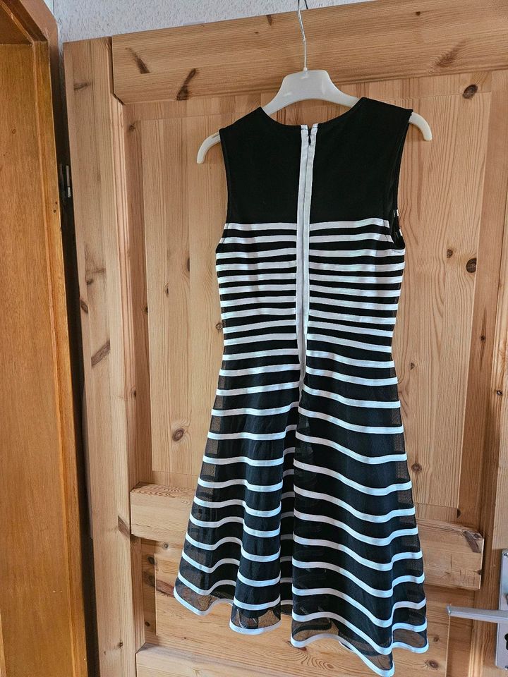 Kleid schwarz weiß sehr schick, Konfirmation Größe 32 in Waldalgesheim