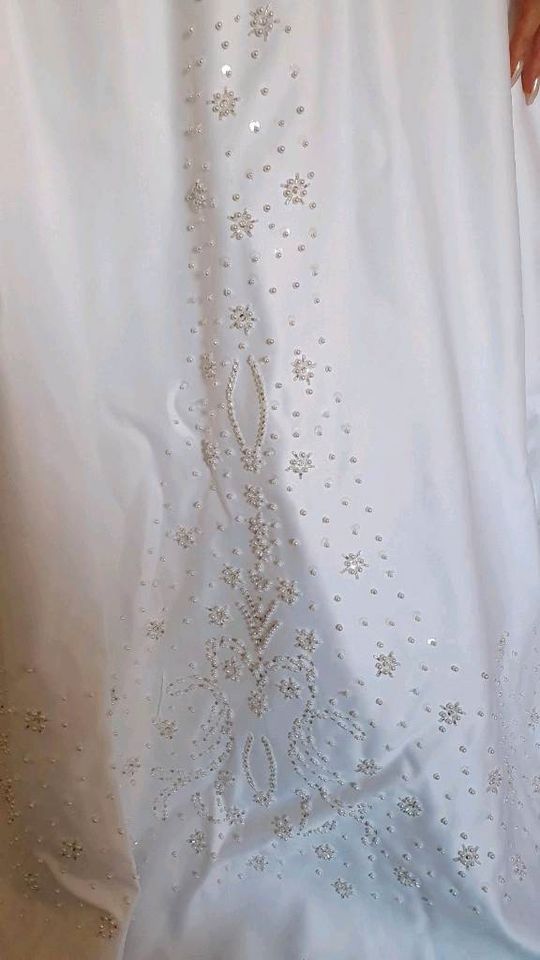 Brautkleid, Hochzeitskleid, weiß mit Schleppe, Perlen, Unterrock in Oberhausen