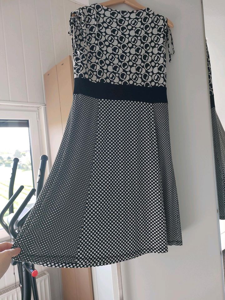 Betty Barclay Kleid Gr.M (40) schwarz/weiss A-Linie Schulterfrei in Hückelhoven