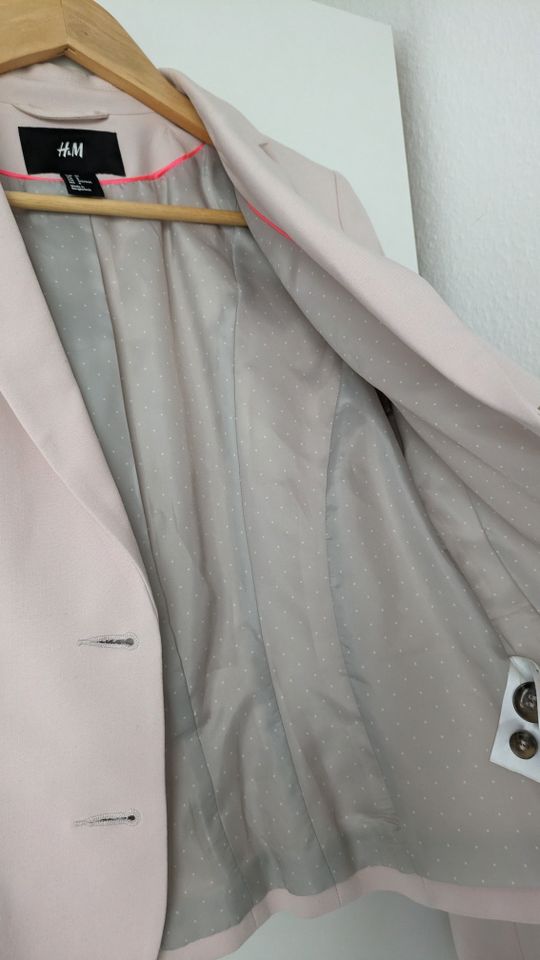Blazer H&M rosa, Gr.36, kurz, tailliert mit zwei Taschen, Knöpfe in Hannover