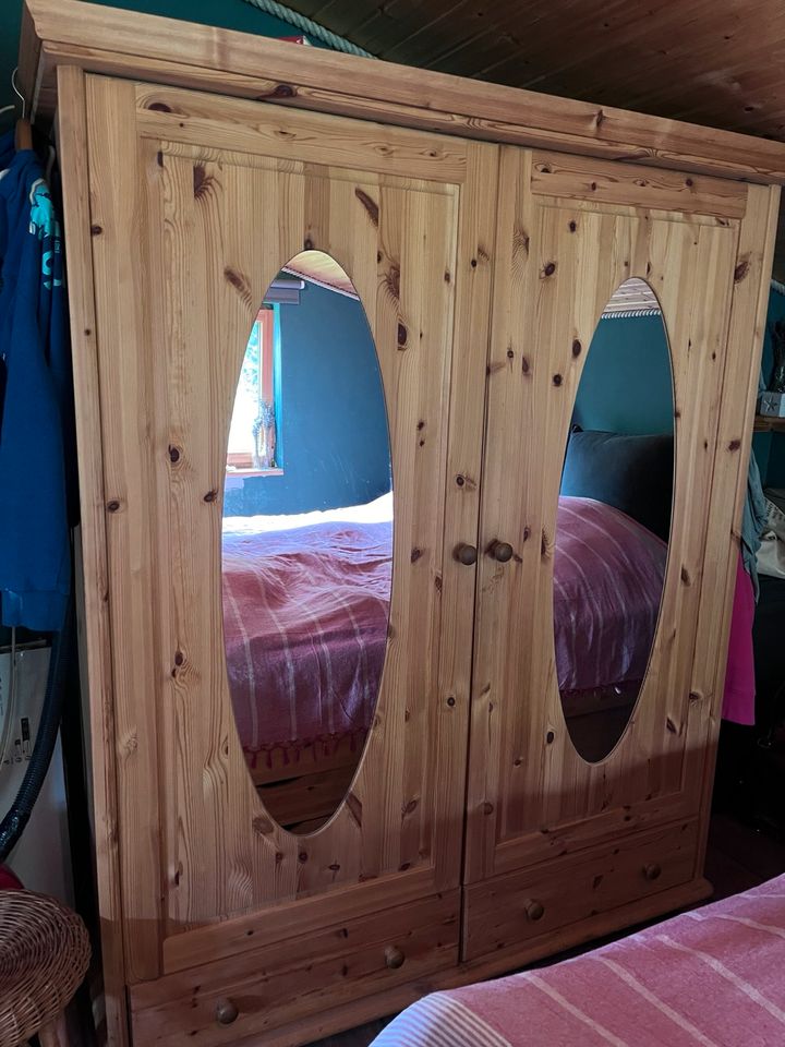 Holzschrank Kleiderschrank aus Holz mit Spiegel in Neubukow