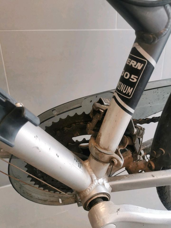 Trekkingfahrrad 28 Zoll Stern (benötigt Reparatur) in Hannover