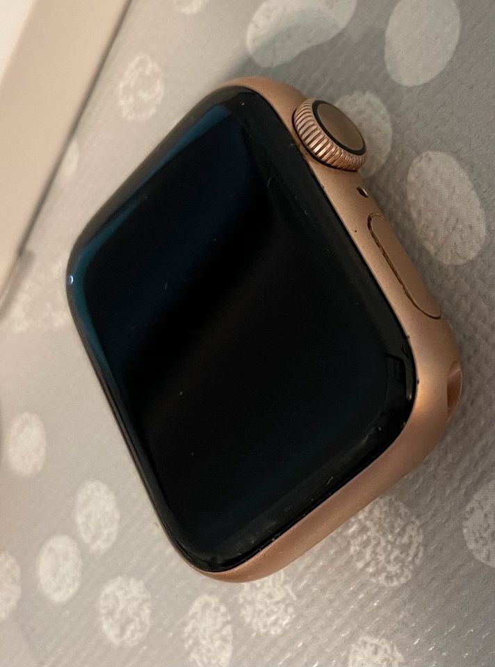 Apple Watch 4 Gold Aluminium case Pink 40 mm in Hamburg