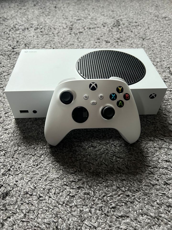 Xbox Series S + Zubehör in Balve