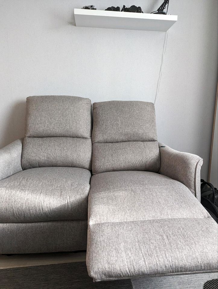 2-Sitz-Sofa mit Aufklappfunktion in Bickenbach