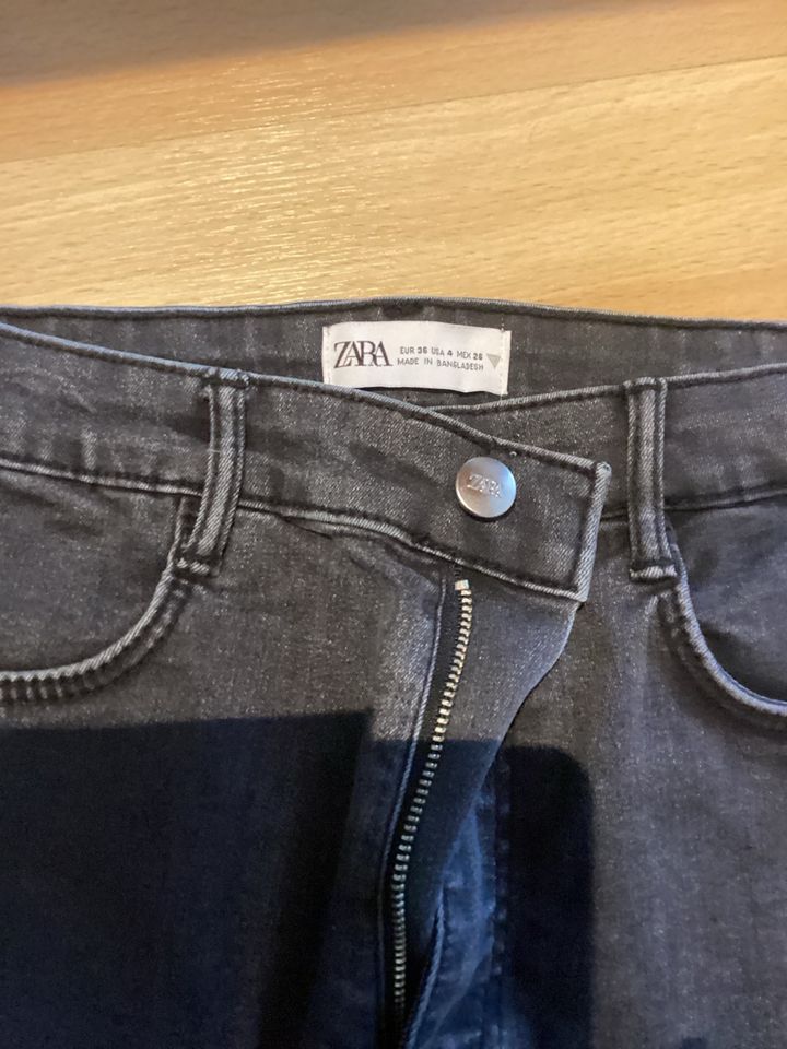 Jeans Zara Gr. 36 in Windhausen