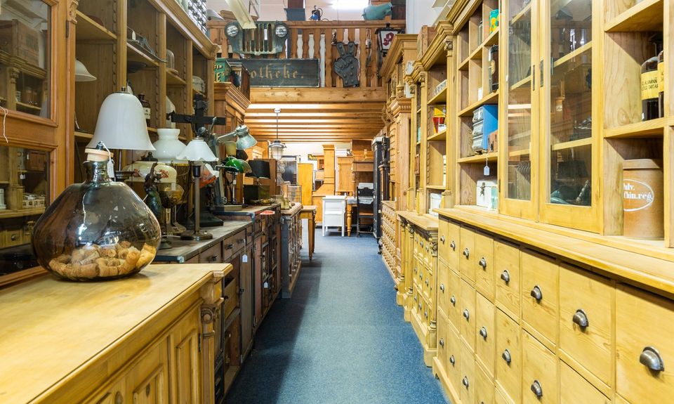 alte blaue Vitrine in Teak-massiv Vintage-Schrank von Antik-Lux in Centrum