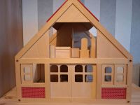 Puppenhaus mit sehr viel Zubehör aus Holz Nordrhein-Westfalen - Solingen Vorschau