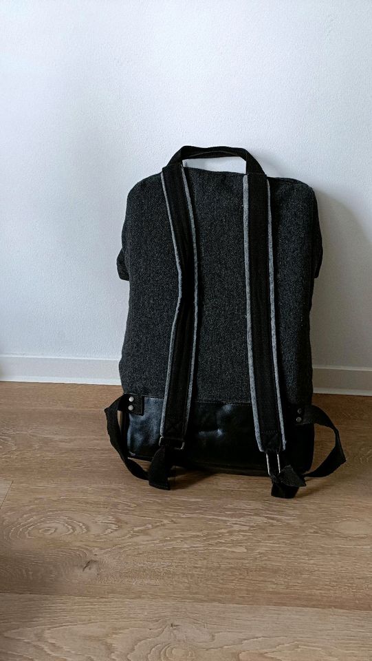 Grauer Rucksack von Urban Acrobat aus Filz/Wolle in Berlin