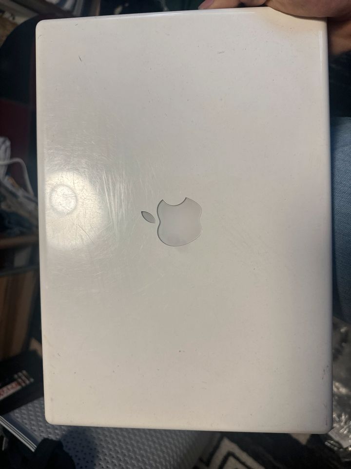 Apple MacBook an Bastler in Pfullingen