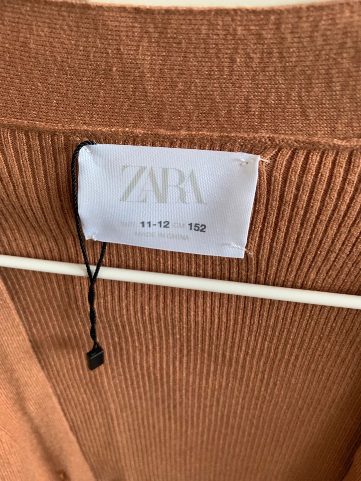 Mädchen Strickjacke von Zara in Oberhausen