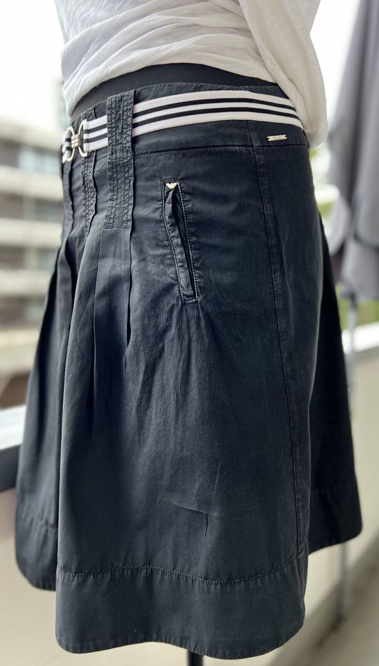 Armani Rock in Schwarz mit abnehmbarem Gürtel, Gr. M / 44 IT in Düsseldorf