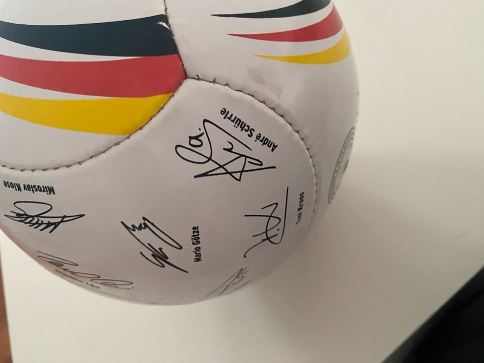 DFB Unterschriftenball WM 2018 Lovebrands Fußball in Haan