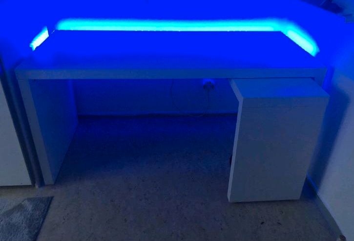 Schreibtisch + LED in Haiger