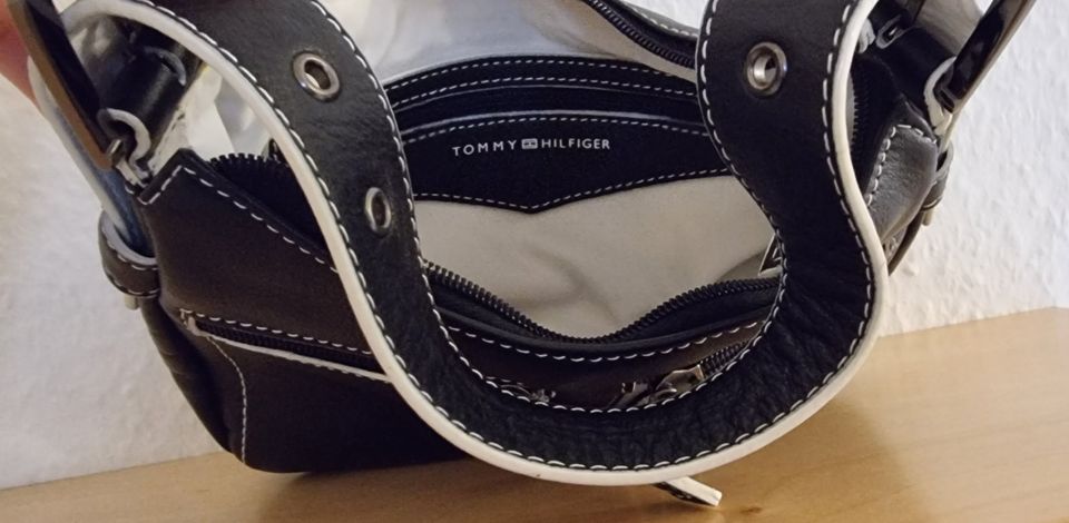 Kleine schwarze Handtasche von Tommy Hilfiger in Mönchengladbach