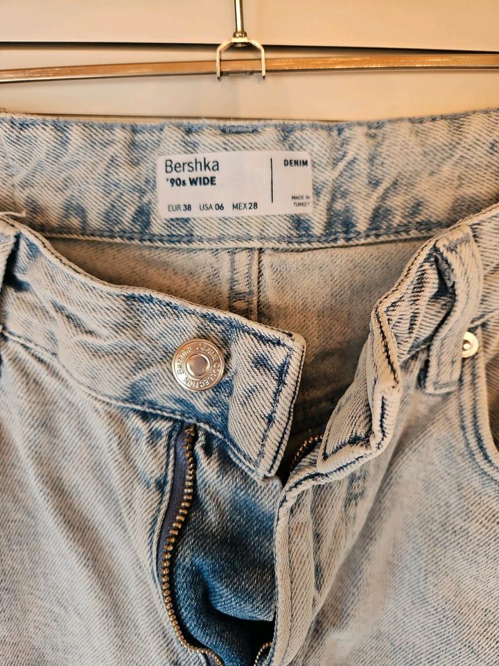 Jeans Bershka 90s wide, Größe 36/38, high waist, weite Beine in Osann-Monzel