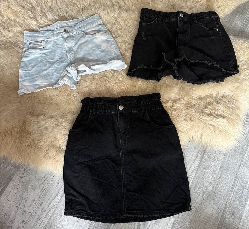 Mädchen Jeans Shorts und 2x Jeans Röcke -H&M, usw.. Gr 146-XS in Rösrath