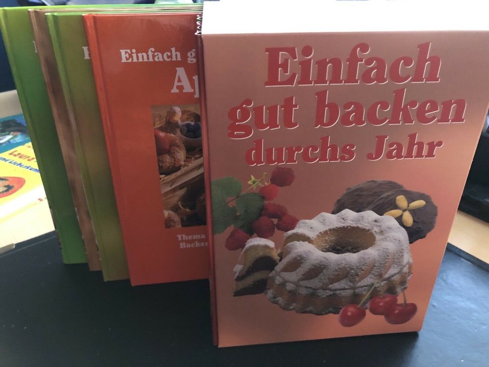 12 Backbücher, Sammeledition „Einfach gut backen durchs Jahr" in Wiesbaden