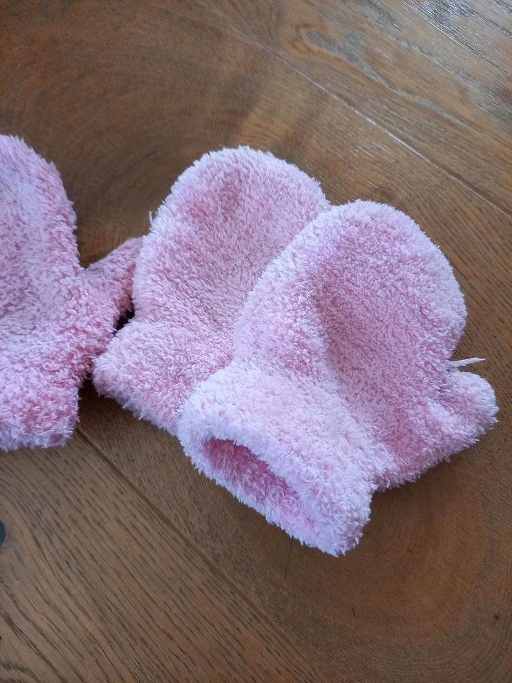 2 Paar flauschige Handschuhe, rosa, Gr. 86 92 98 104 in Kirchweidach