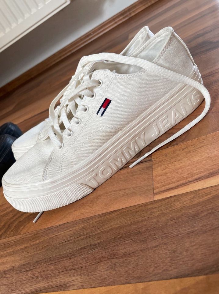 Tommy Hilfiger Sneaker Schuhe Plateau 39 w. neu weiß/auch schwarz in  Düsseldorf - Bezirk 6 | eBay Kleinanzeigen ist jetzt Kleinanzeigen