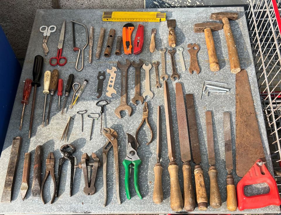 Eimer mit verschiedenen Handwerkzeugen für den täglichen Gebrauch in Eberswalde
