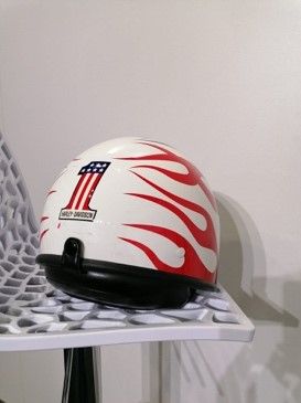 Motorrad Helm Flammendesign in Lage