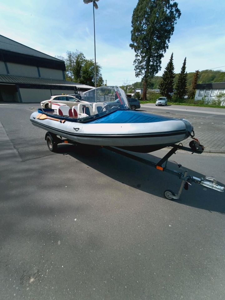 Schlauchboot Wiking mit Außenborder und Trailer in Linz am Rhein