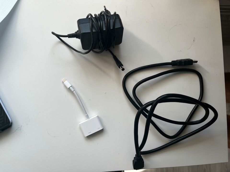 Mini Beamer mit Lightning - HDMI Adapter in Braunschweig