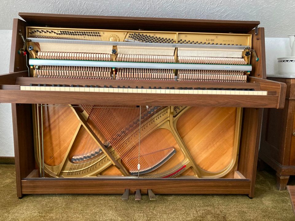 Klavier Yamaha LU-101,1.Hand, ca. 1985 mit Klavierhocker in Kandel