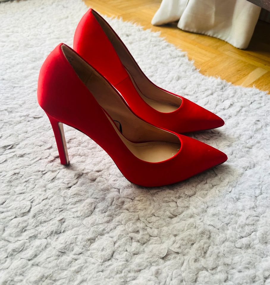 H&M Stiletto Pumps High Heels Sonderkollektion Rot Satin Gr. 36 in Hamburg