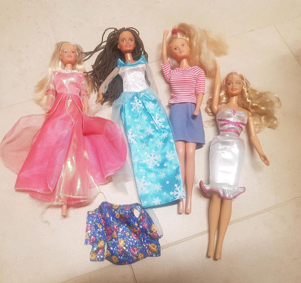 Barbie Konvolut 4 Stück in Bad Zwesten